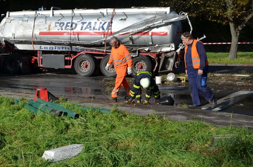 VU Tanklastzug umgestuerzt Huerth Industriestr P510.JPG